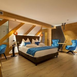 Zimmer mit Kingsize-Bett